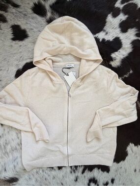 Aritzia Essentials Cashmere Zip Sweater NWT
*Size L*
